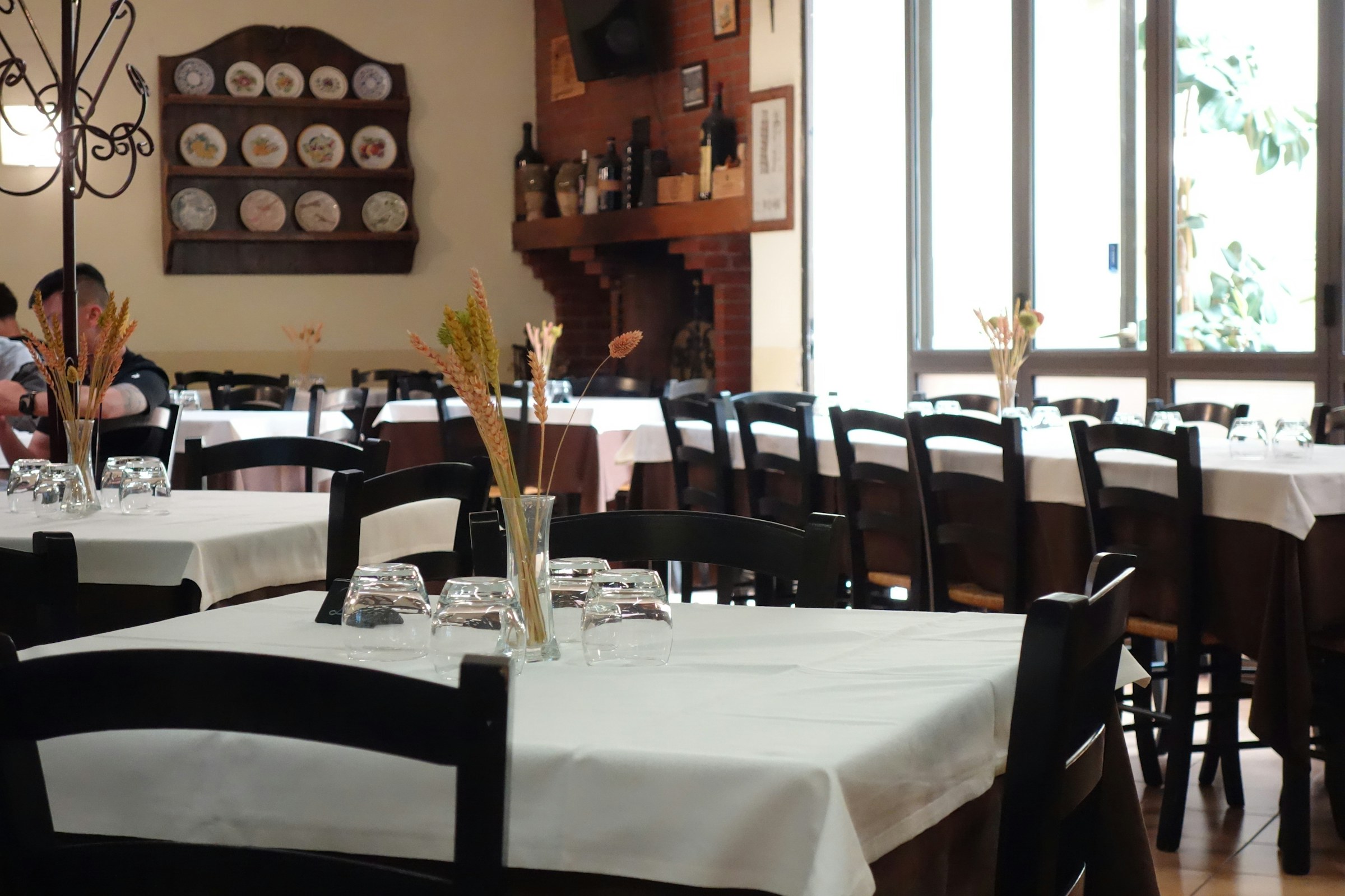 Restauranttische mit weißer Tischwäsche